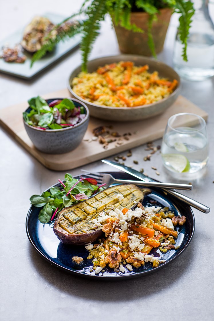 Ovnsbakt aubergine og gulrøtter med bulgursalat, feta og persille