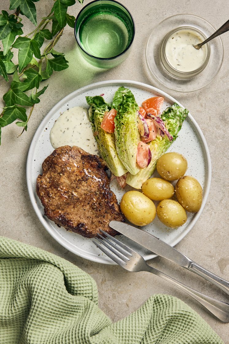 Senapsstekt fläskkarré med dragonmajonnäs och gemsallad