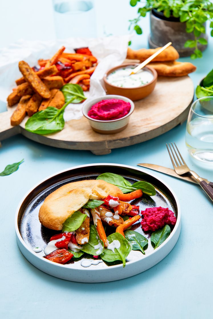 Grønnsaksschnitzel med ovnsbakte gulrøtter og rødbetehummus