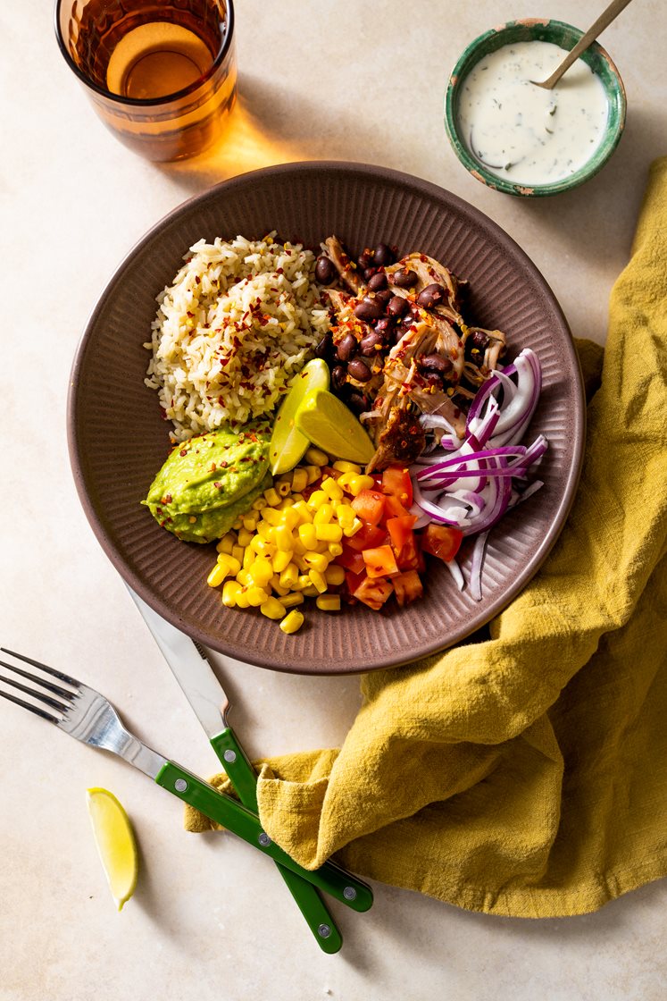 Meksikansk bowl med pulled jalapeño pork, avokadohummus, sorte bønner og urtedressing