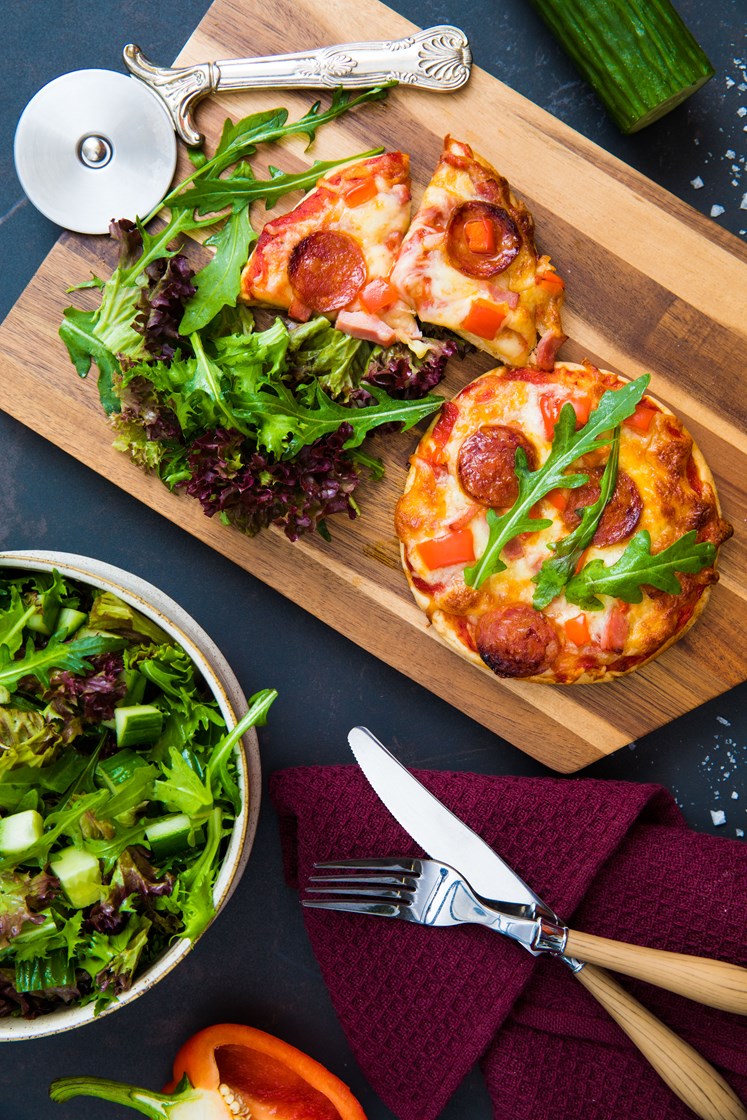 Grove minipizzaer med skinke, pepperoni, paprika og sidesalat