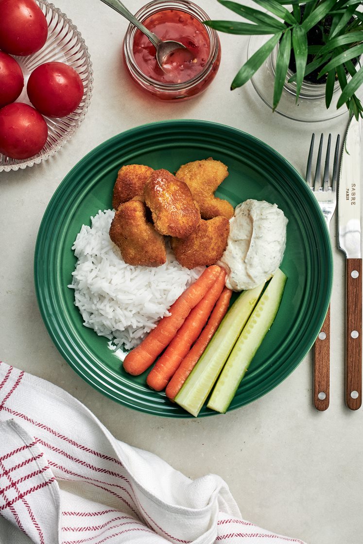 Färdiga chicken nuggets med ris, plockgrönsaker, sweet chilisås och vitlöksdipp