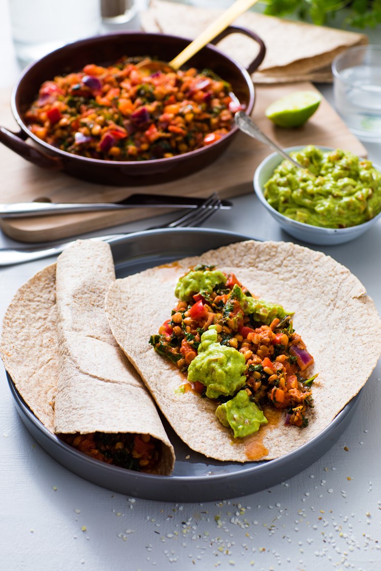 Vegetarwraps med linser og grønnkål, servert med frisk guacamole