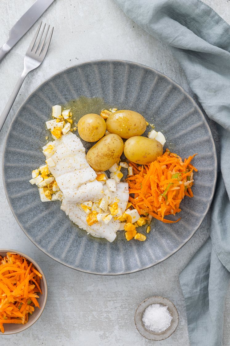 Lettsaltet torsk med kokte poteter, råkostsalat og eggesmør 