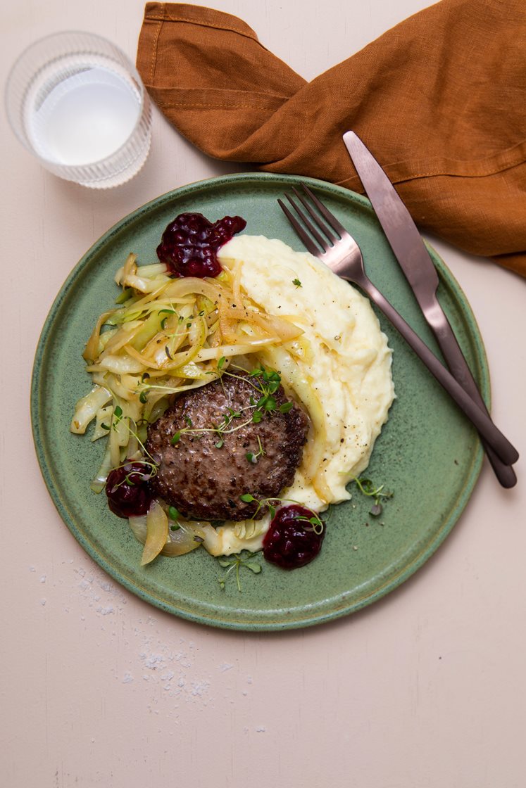 Hakkebøf med stegt spidskål, kartoffelmos og tyttebær