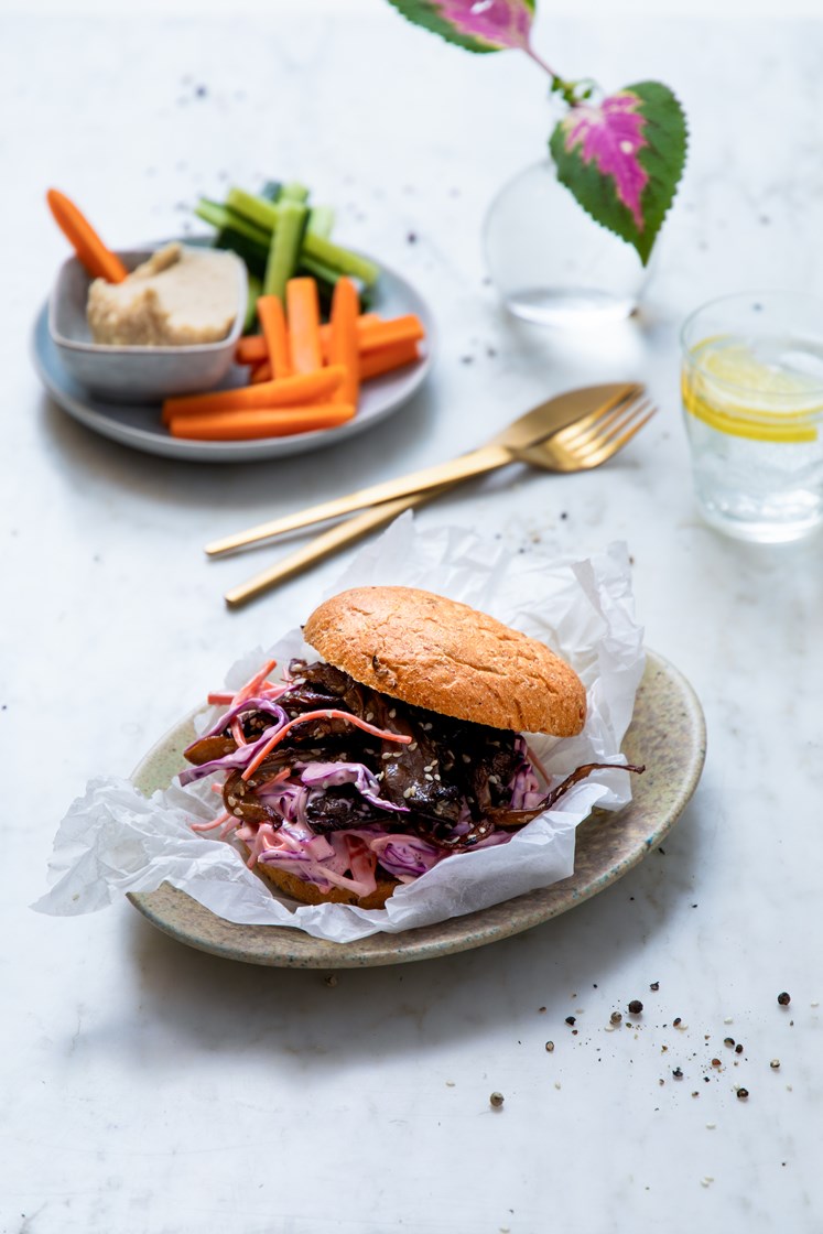 Soyamarinert kongeøsterssoppburger med coleslaw, chilimajones og grønnsaker med bønnedipp