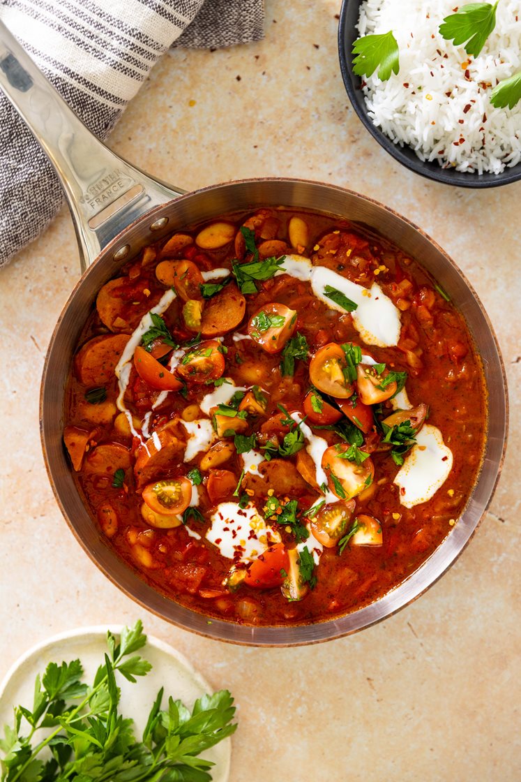 Chorizo- og bønnestuing med basmatiris, yoghurt og persille 