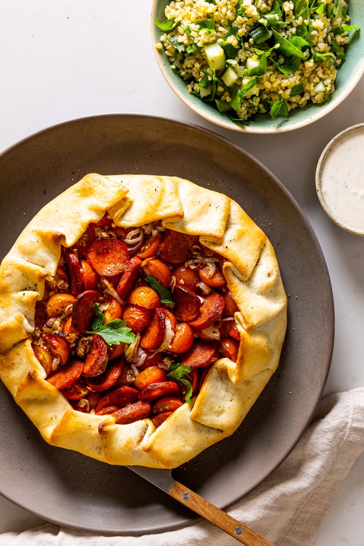 Tomat- og chorizogalette servert med bulgursalat og urtedressing