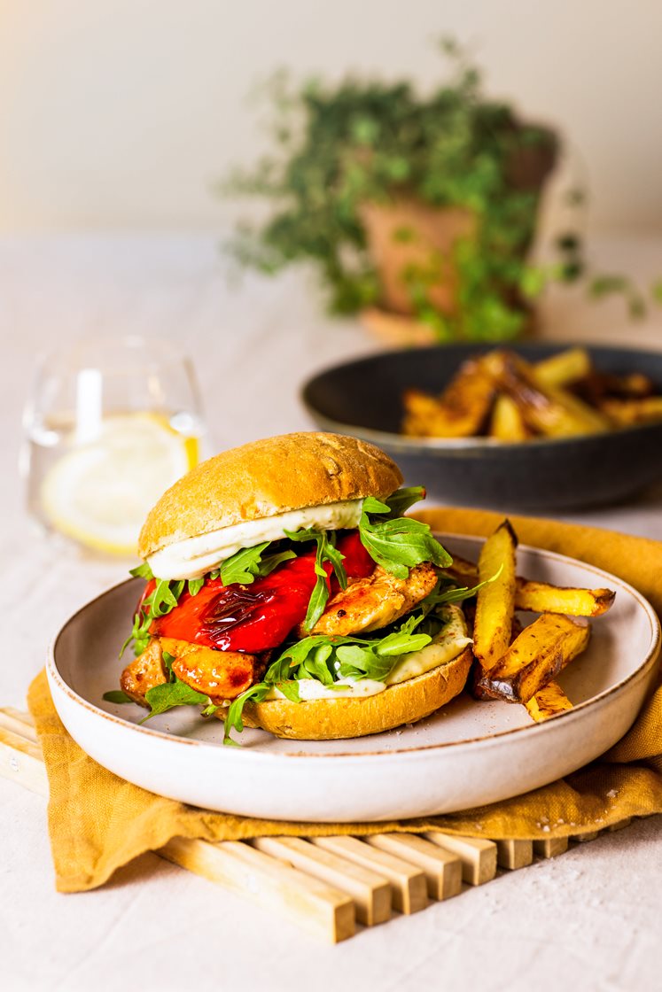 Krydderstekt kylling i brioche-hamburgerbrød med ramsløkaioli, ovnsbakte potetstaver og paprika