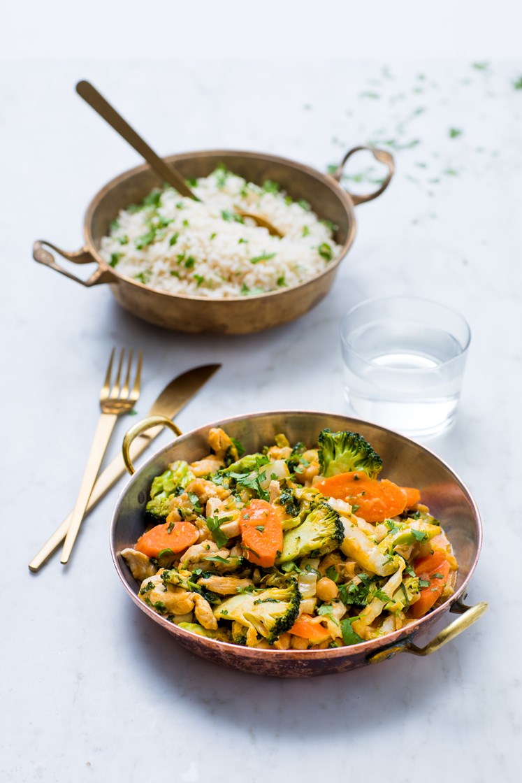 Currygryte med kylling og kikerter servert med ris Oppskrift Adams