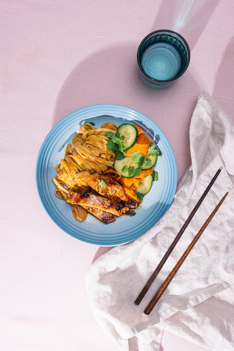 Soyastekt svinekam og eggnudler med kremet chili- og peanøttsaus og frisk agurksalat