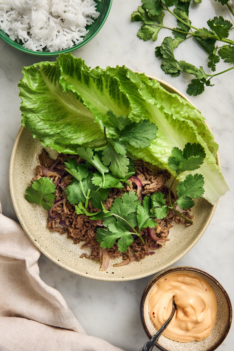 Thai beef larb i salladsblad med chilimajonnäs och koriander