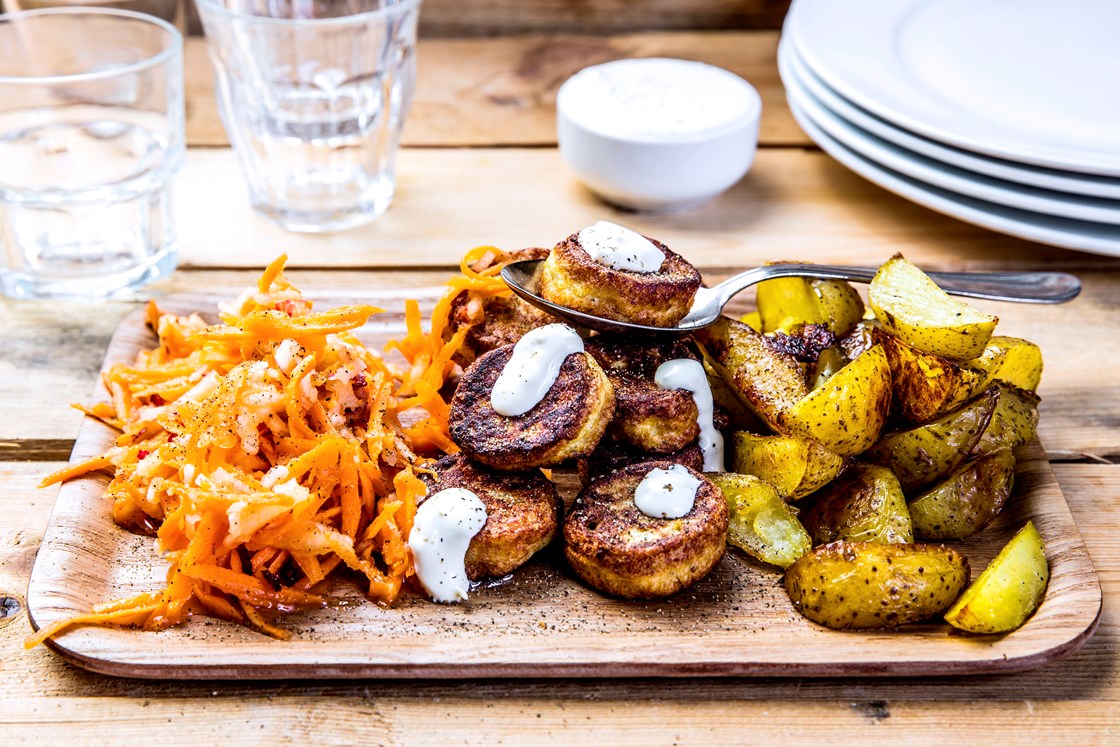 Fiskefrikadeller med råkostsalat og stekte poteter