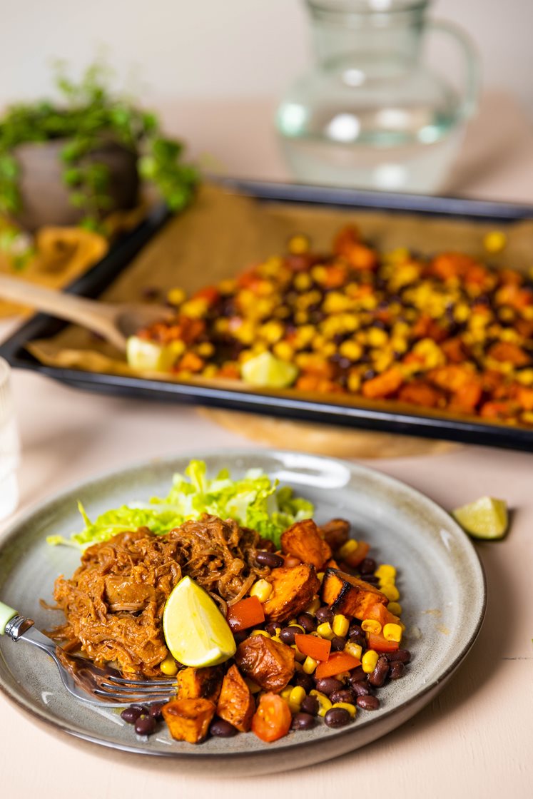 Pulled pork i barbecuesaus med karibisk søtpotet- og maissalat