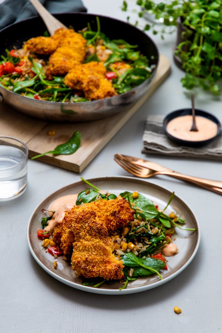 Panert kylling med stekt ris og sweet chili-dressing