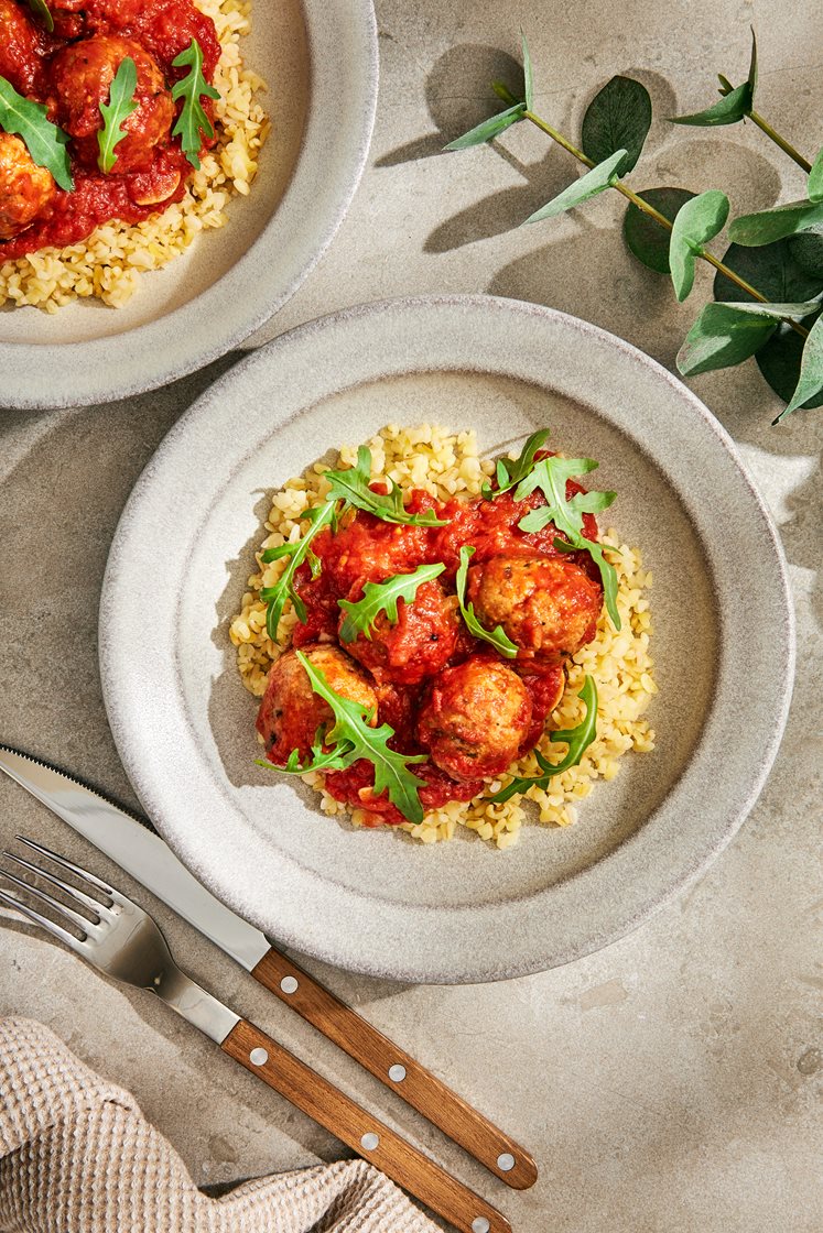 Fläskfrikadeller i tomatsås med färsk salvia och bulgur