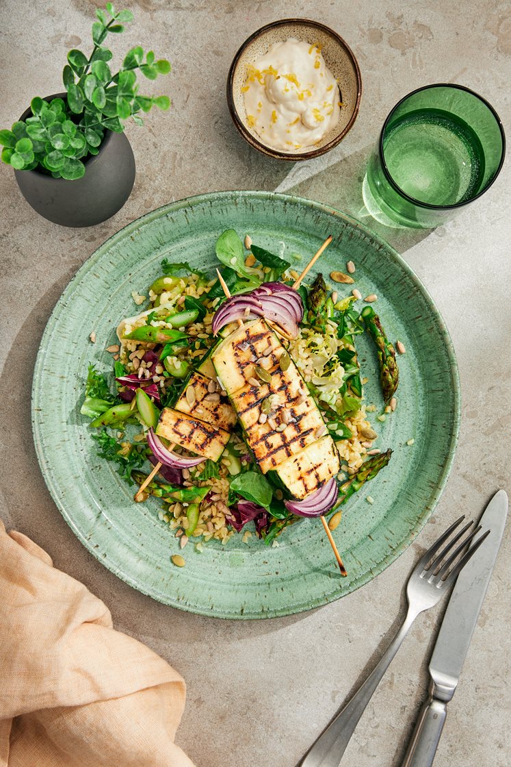 Grönsaksspett med bulgursallad, sparris och krämig citronfraiche
