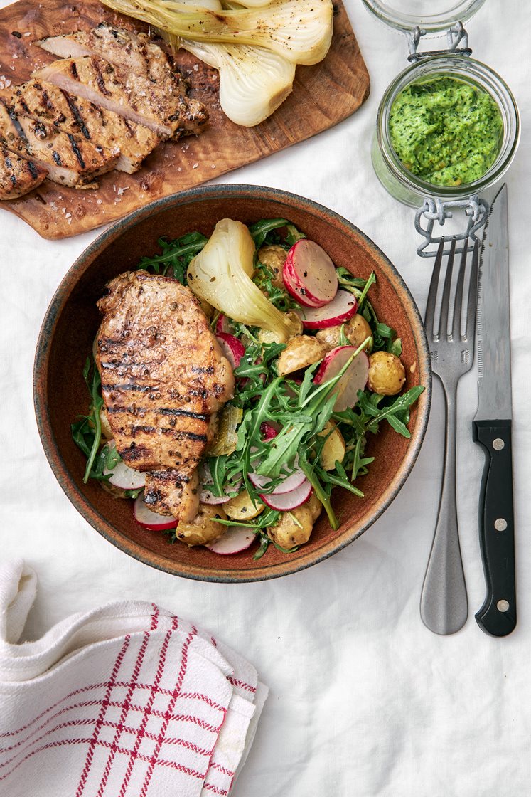 Grillade fläskkotletter med ruccolapesto, pinjenötter och bakad färsklök
