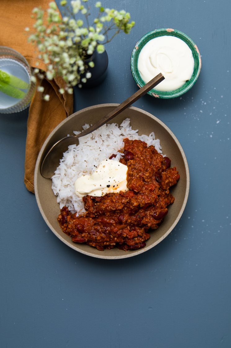 Chili con carne med ris og creme fraiche