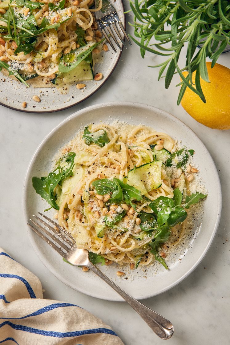 Citronlinguine med parmesan, zucchini och pinjenötter
