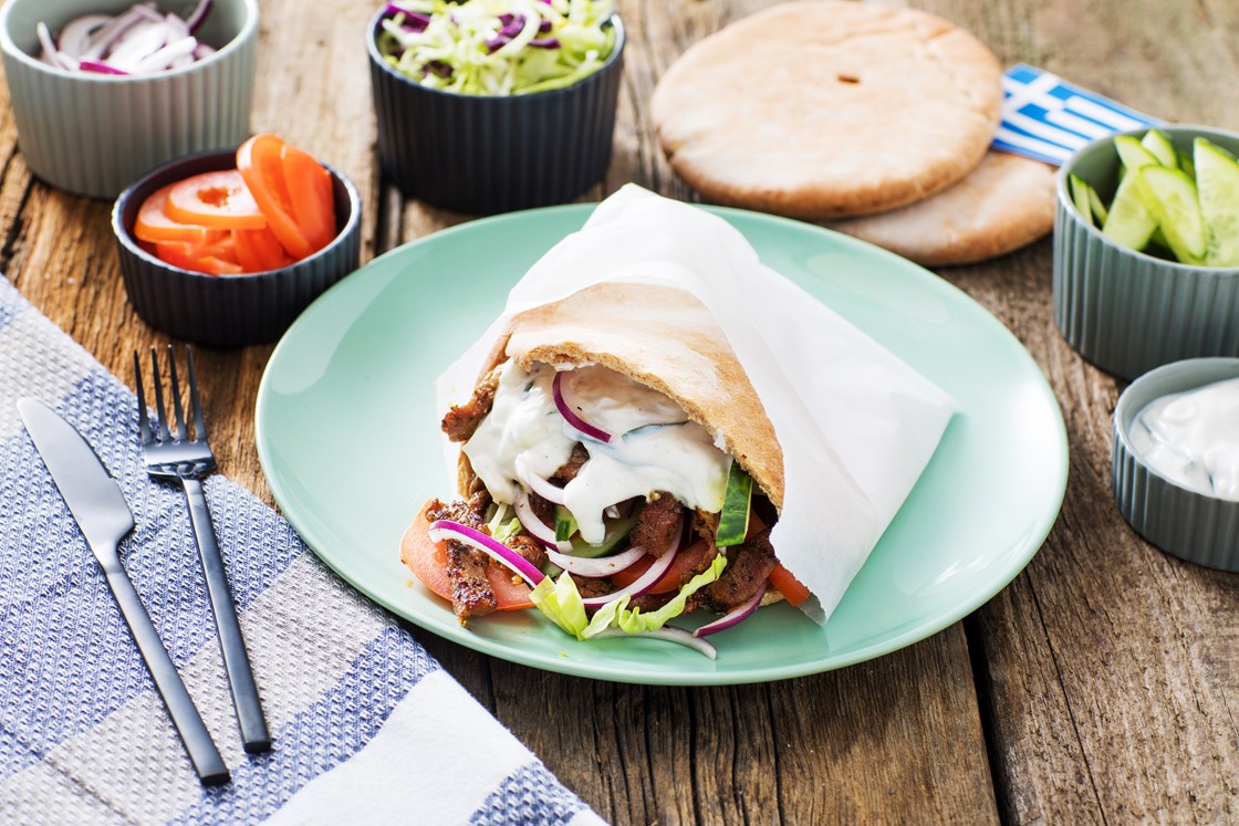 Greske gyros med urtemarinert svinekjøtt, fetasalat og hvitløksdressing