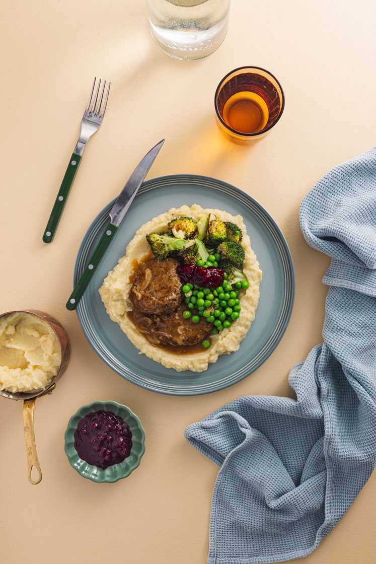 Salsicciakarbonader med potetpuré, løksjy, grønne erter og rørte tyttebær