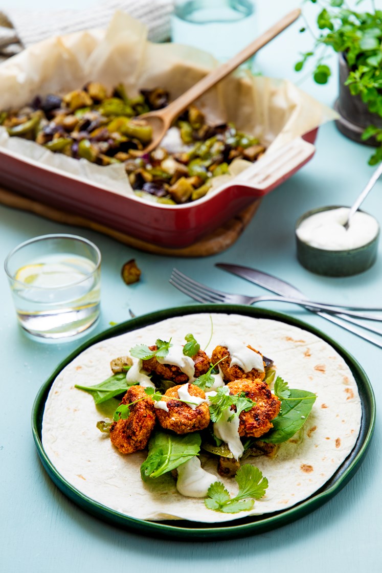 Falafel i hvetetortillas med ovnsbakte grønnsaker og tzatziki