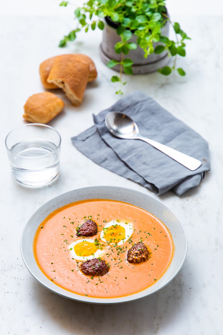 Hjemmelaget tomatsuppe med kjøttboller, egg og glutenfritt brød