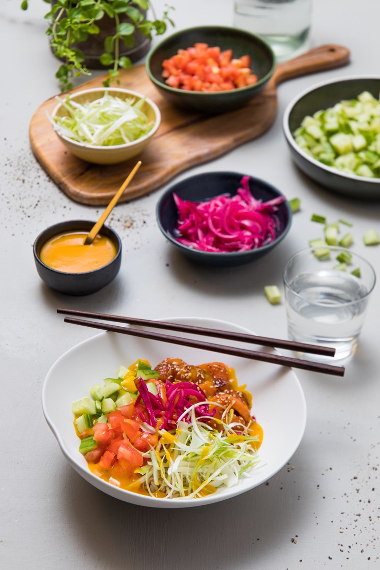 Sashimibowl med lakseloin, fullkornsris, syltet rødløk og mangosaus