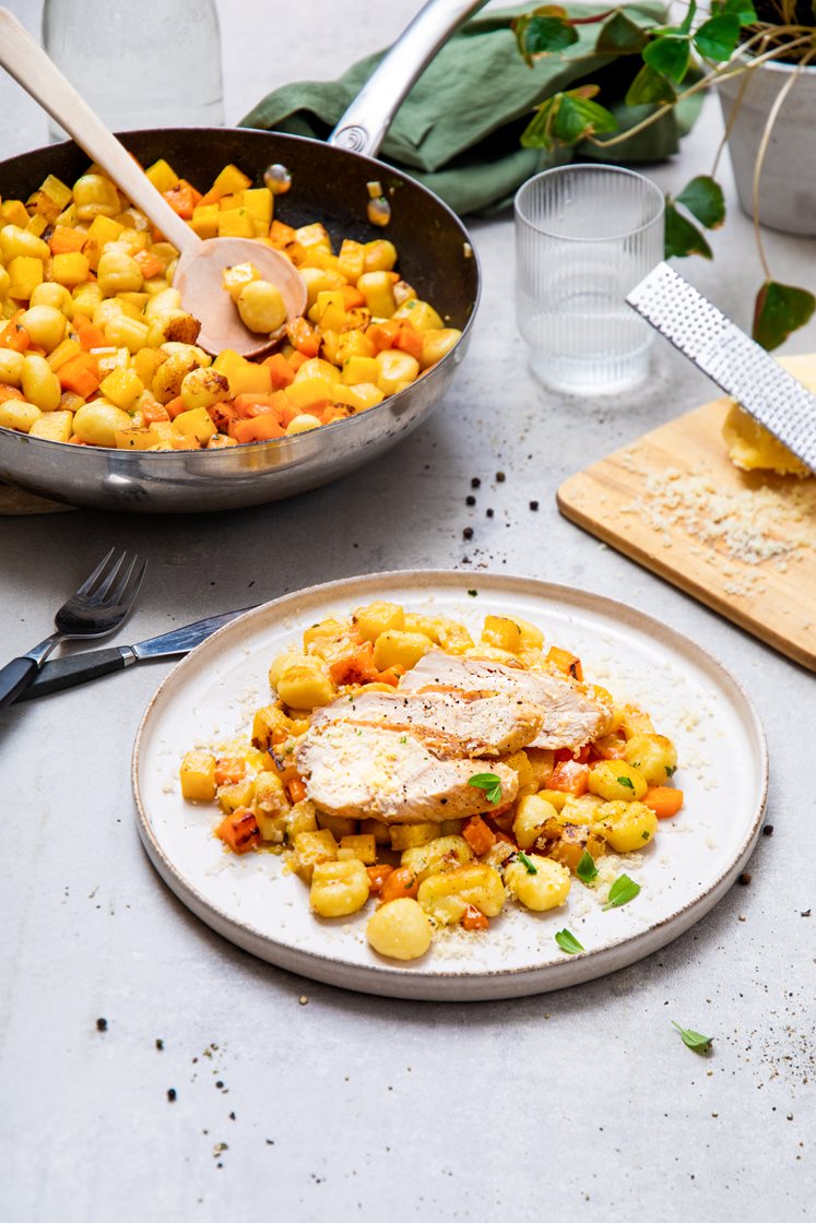 Sprøstekt kylling med rotgrønnsaker og gnocchi i salviesmør