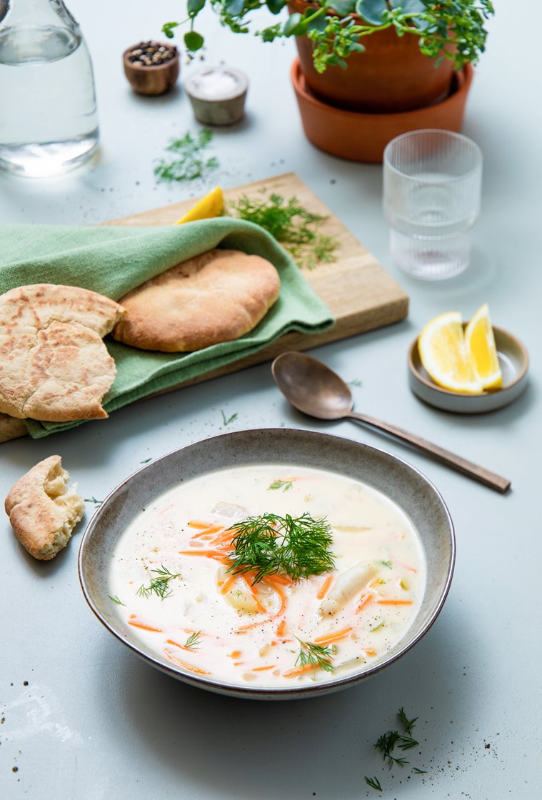 Kremet fiskesuppe med lyr, dill og rustikke multibrød