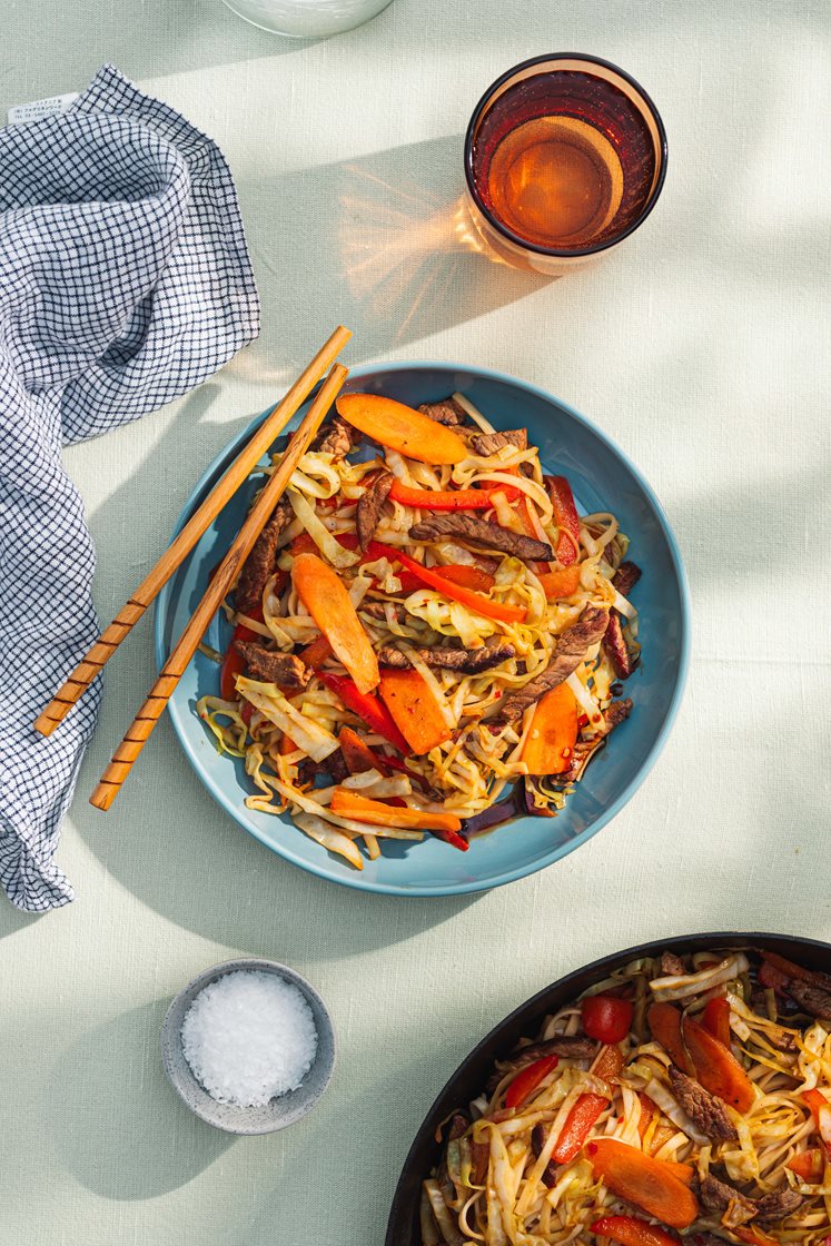 Oksestrimler i wok med miso, nudler og grønt