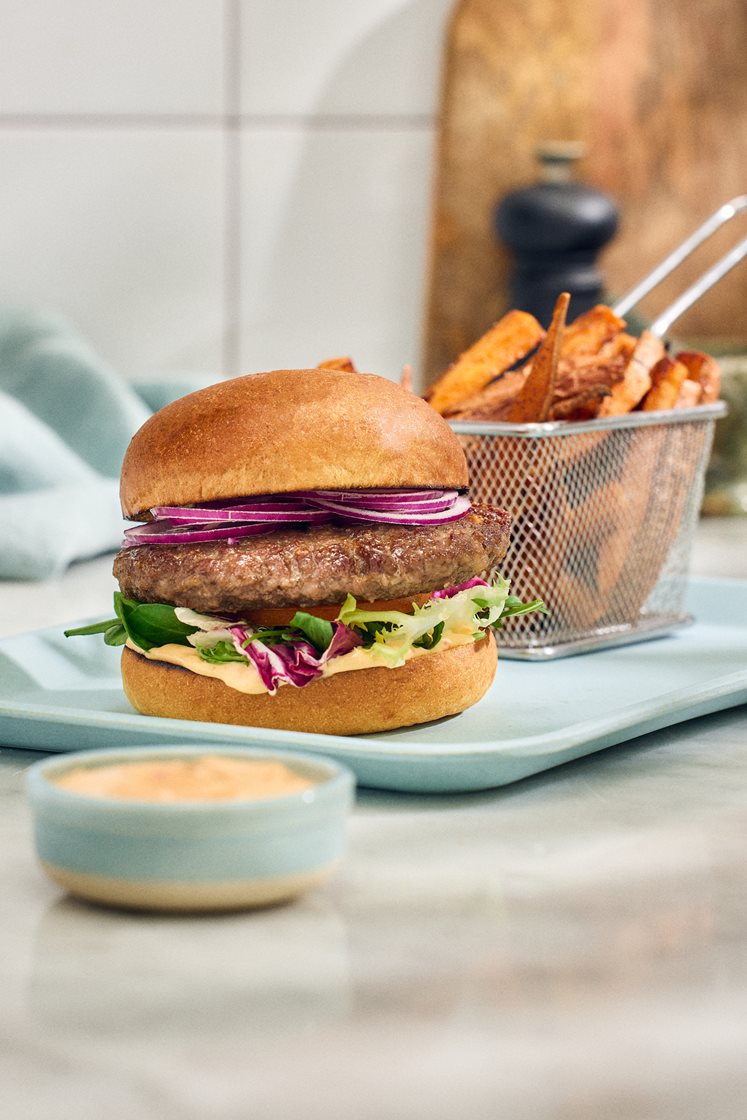Grillad hamburgare med sötpotatispommes och chilimajonnäs