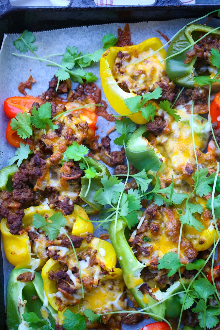 Bakt paprika fylt med tacomiks servert med avokado, lime og koriander