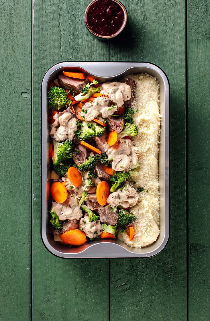 Langtidskokt svinenakke med kremet aromasopp og tyttebær 