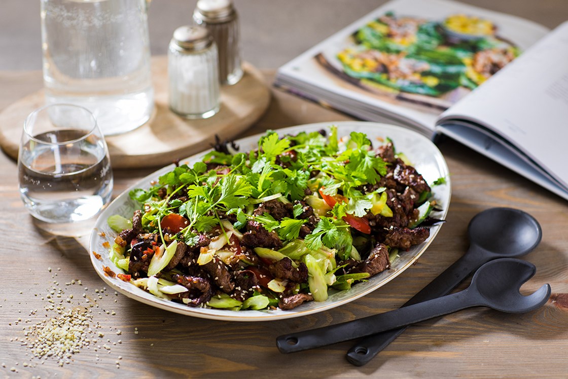 Thailandsk biffsalat med agurk, tomat, sesam- og chilisaus