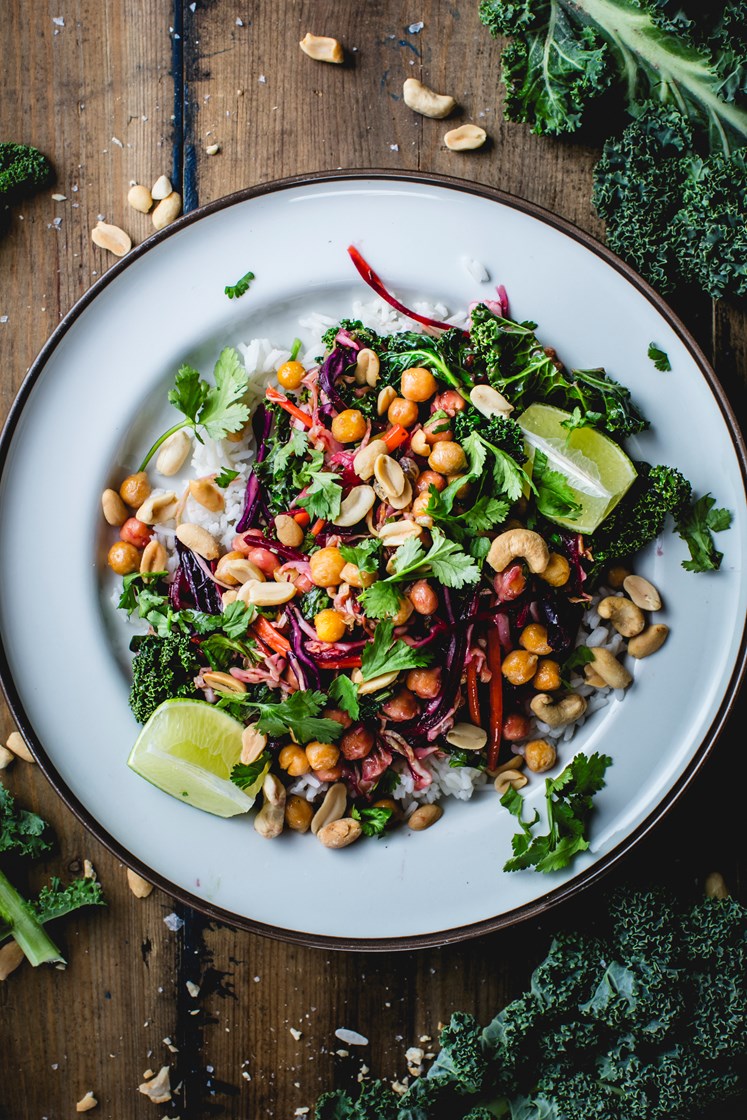 Sitrongressduftende vegetarwok med kikerter, nøtter, frisk koriander og fullkornsris
