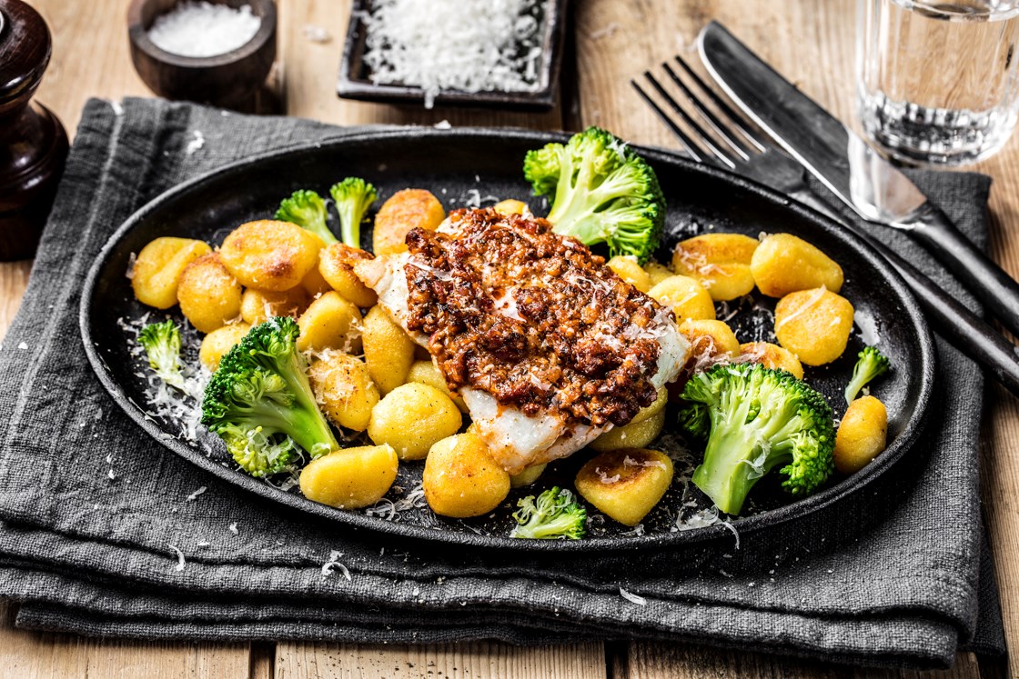 Tomatbakt torsk med gnocchi og brokkoli