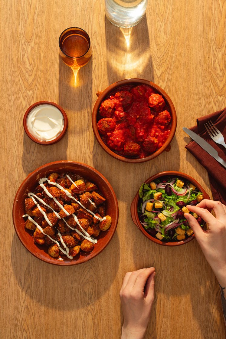 Albóndigas con patatas bravas – Spanska köttbullar i tomatsås med rostad potatis och aioli