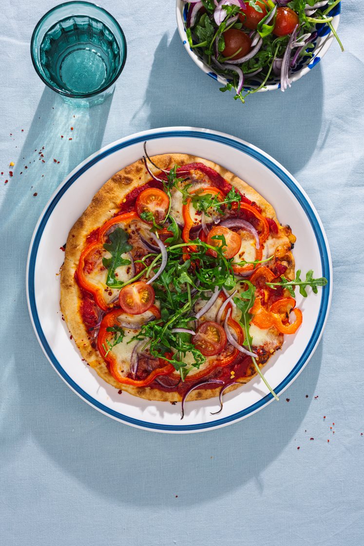 Steinovnsbakt pizza arrabiata med tomat- og ruccolasalat