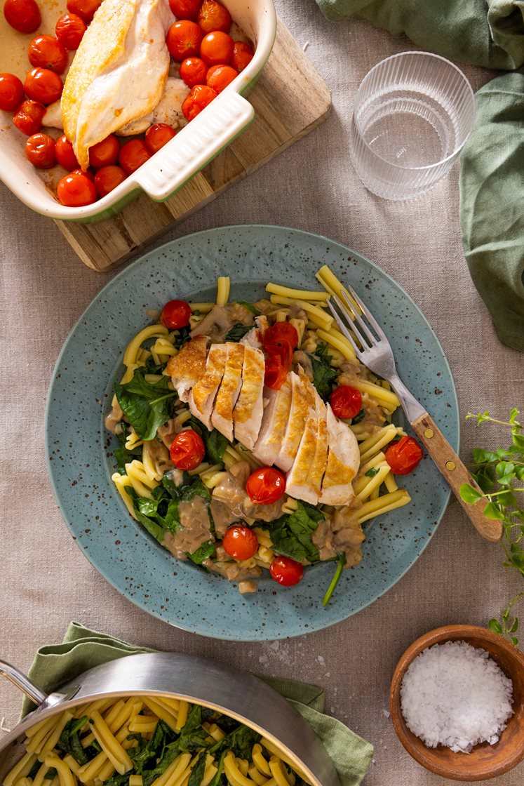 Kyllingbryst med bakte cherrytomater, soppsaus og spinatpasta