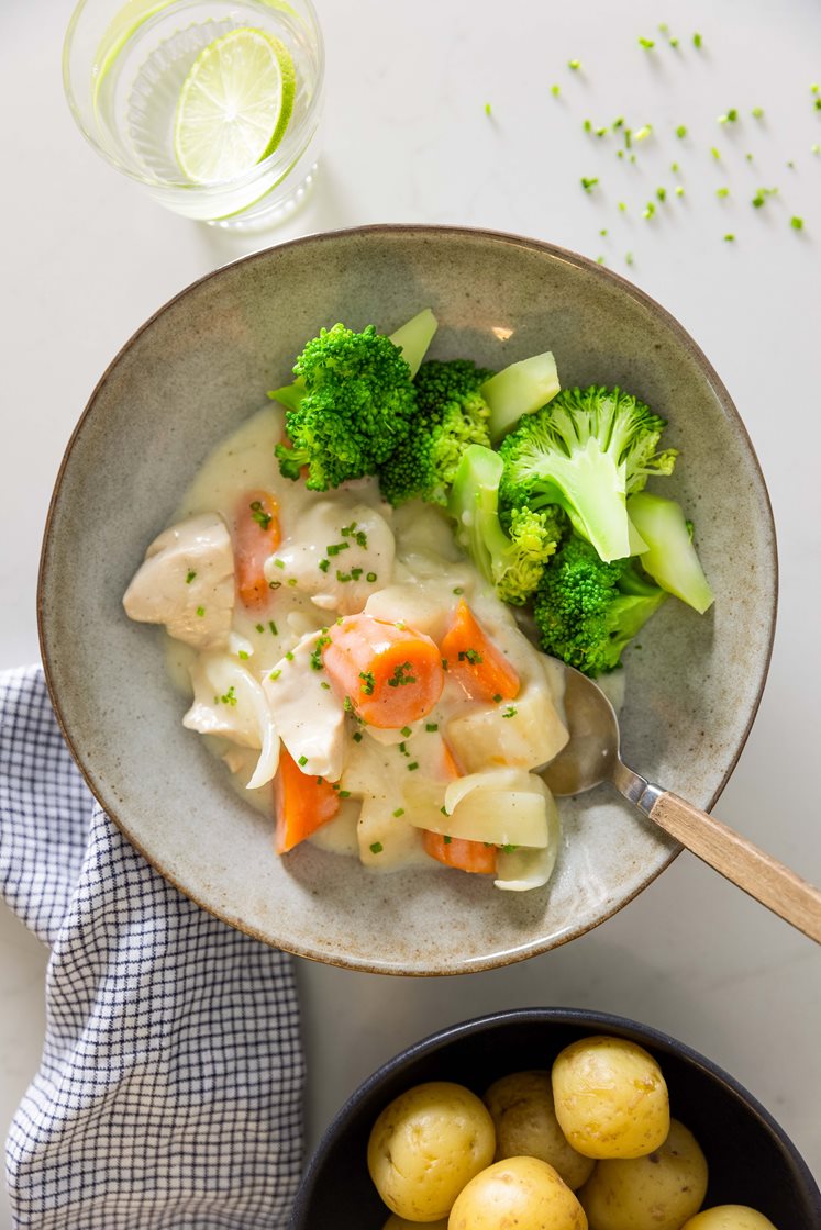 Høns i asparges med små kartofler og broccoli