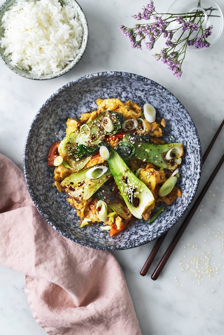 Kinesisk scrambled egg med sesamstekt pak choy