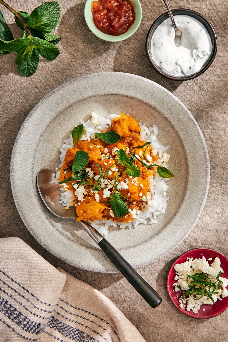 Blomkålskorma med fetaost, mynta och mangochutney