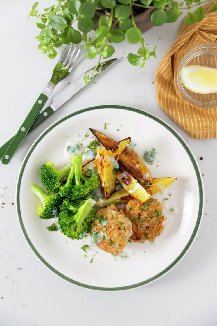Små kyllingefarsbrød med ovnkartofler og persillesauce