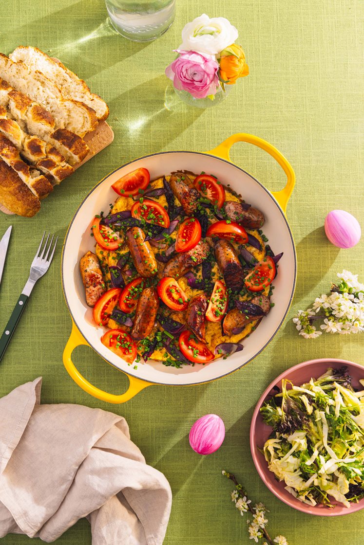 Æggekage med linquica pølser og tomat hertil foccaciabrød og salat