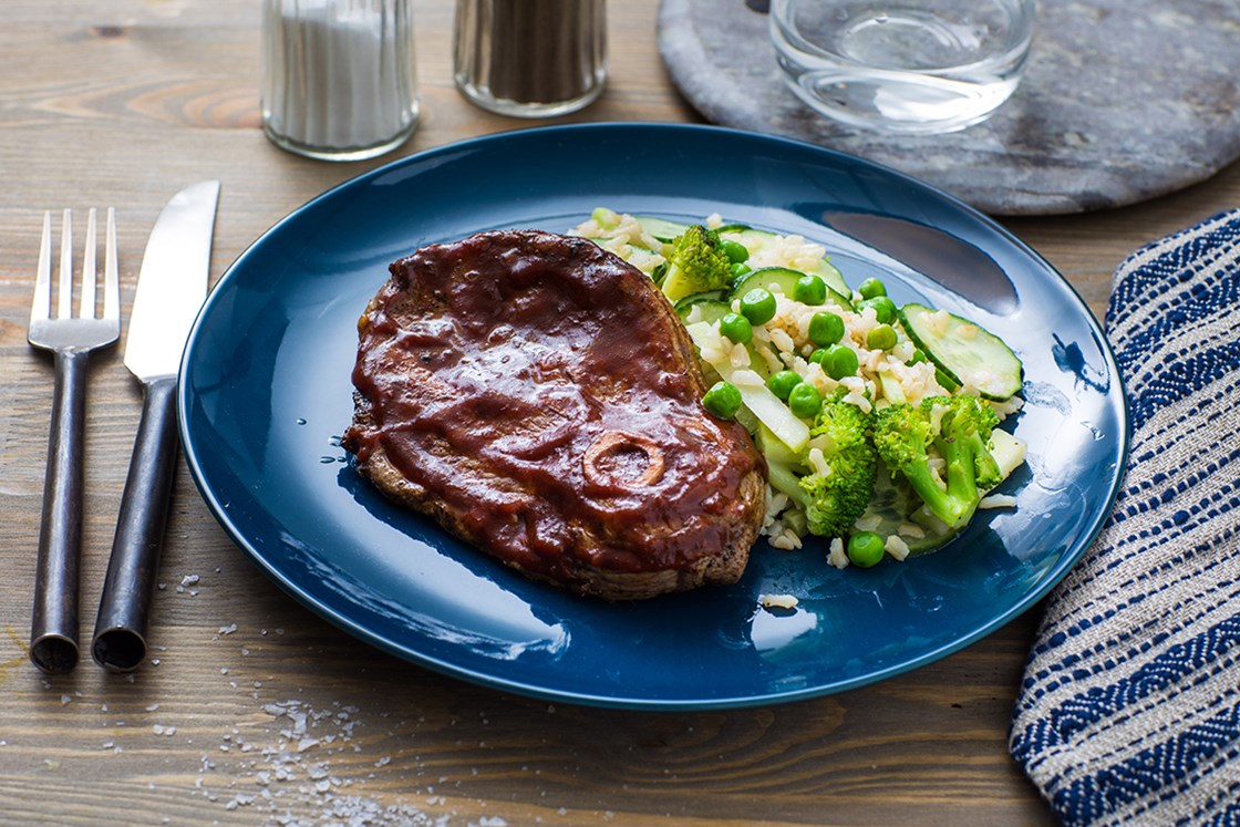 Grillskiver med rissalat og barbequesaus