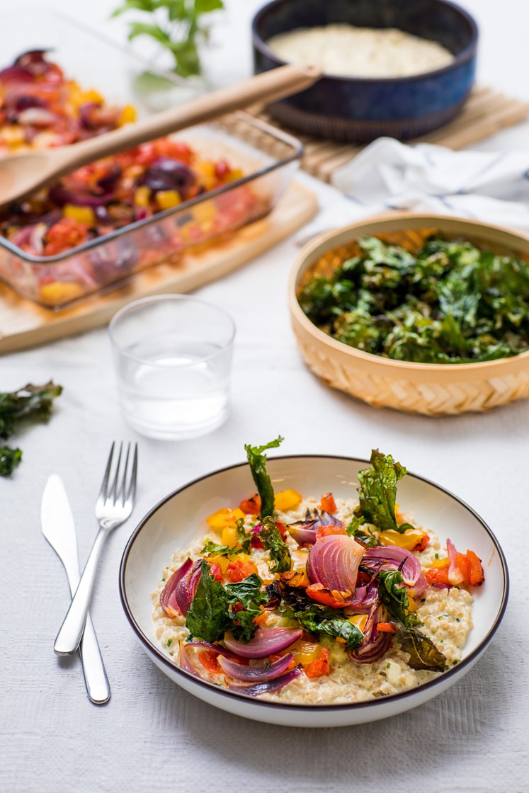 Kremet byggotto med fetaost, ovnsbakte grønnsaker og grønnkålchips