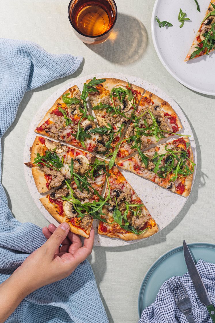 Pizza med hakket kylling, champignon og rucola