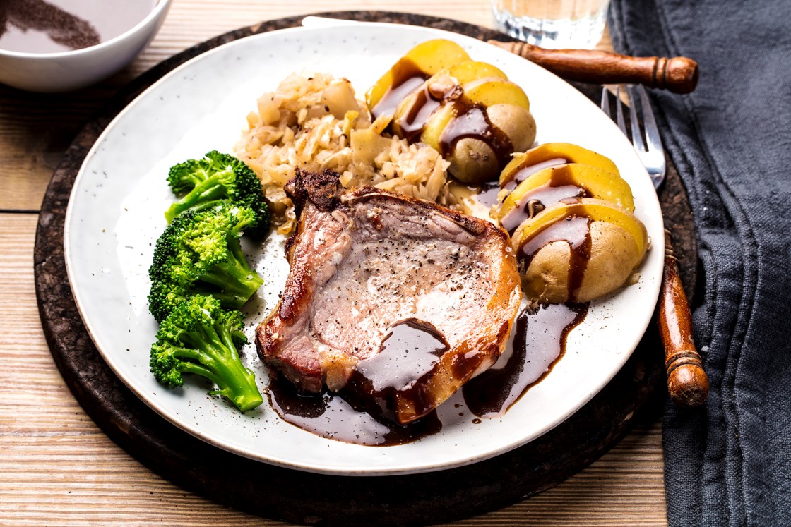 Røkte koteletter med surkål og brun saus